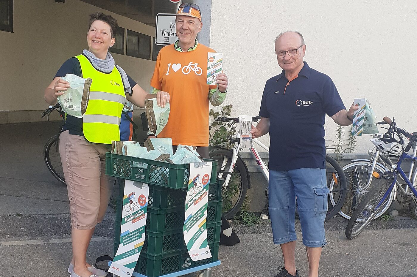 Team-Mitglieder des ADFC verteilen Brezen bei den Fahrradabstellanlagen am Augsburger Bahnhof