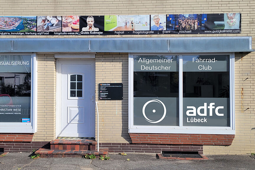 Adalbert-Stiifter-Straße 47 Das Foto zeigt die Front der ADFC-Geschäftsstelle in der Adalbert-Stifter-Straße 47