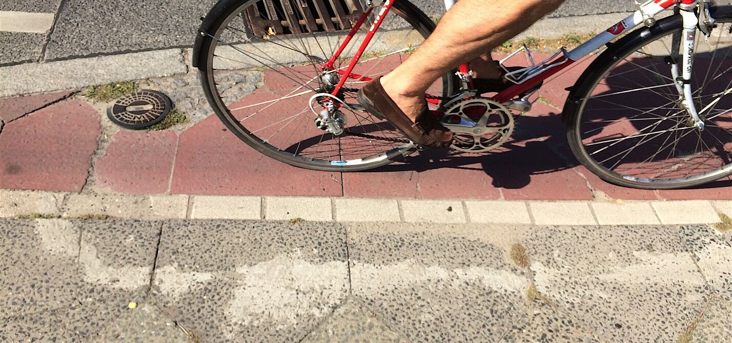 Schmaler, aufgeworfener Borsteinradweg Schmaler, aufgeworfener Borsteinradweg