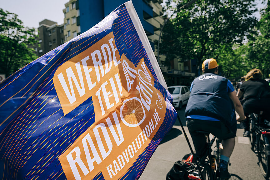 ADFC-Kampagne Radvolution Fahne Fahne am Fahrrad mit Aufdruck Werde Teil der Radvolution